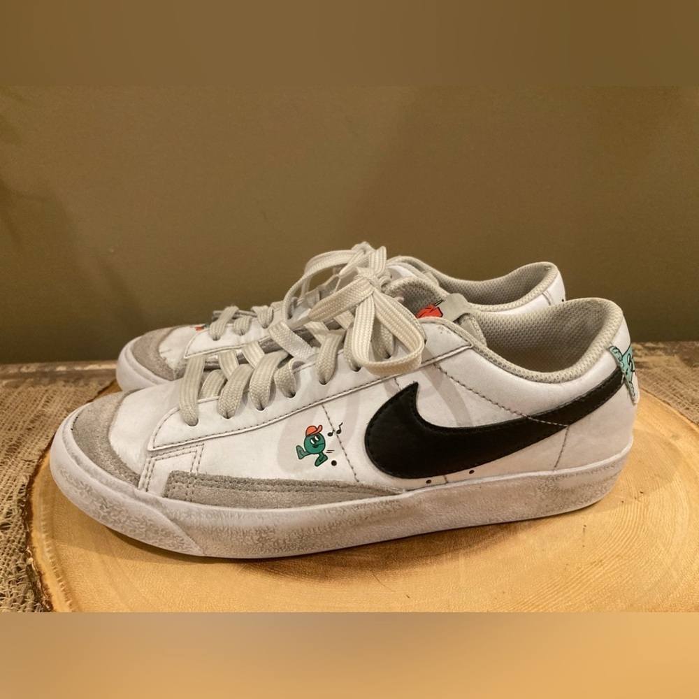 Nike Blazer Low 77 The World‎ Is Your Playground Shoes youth Sz 5.5 White